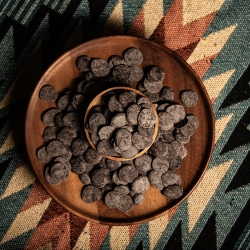 100% Raw Cacao Drops - Ecuador &bull; Arriba Nacional 300gr. - ceremonial cacao discs - texture and color