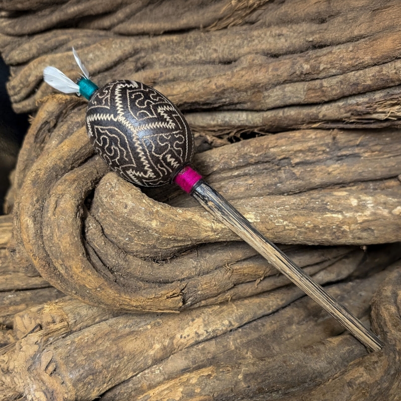 Shipibo Ratel - Ceremoni&euml;le Maracas uit Peru - handgemaakt ceremonieel instrument - detailopname handwerk