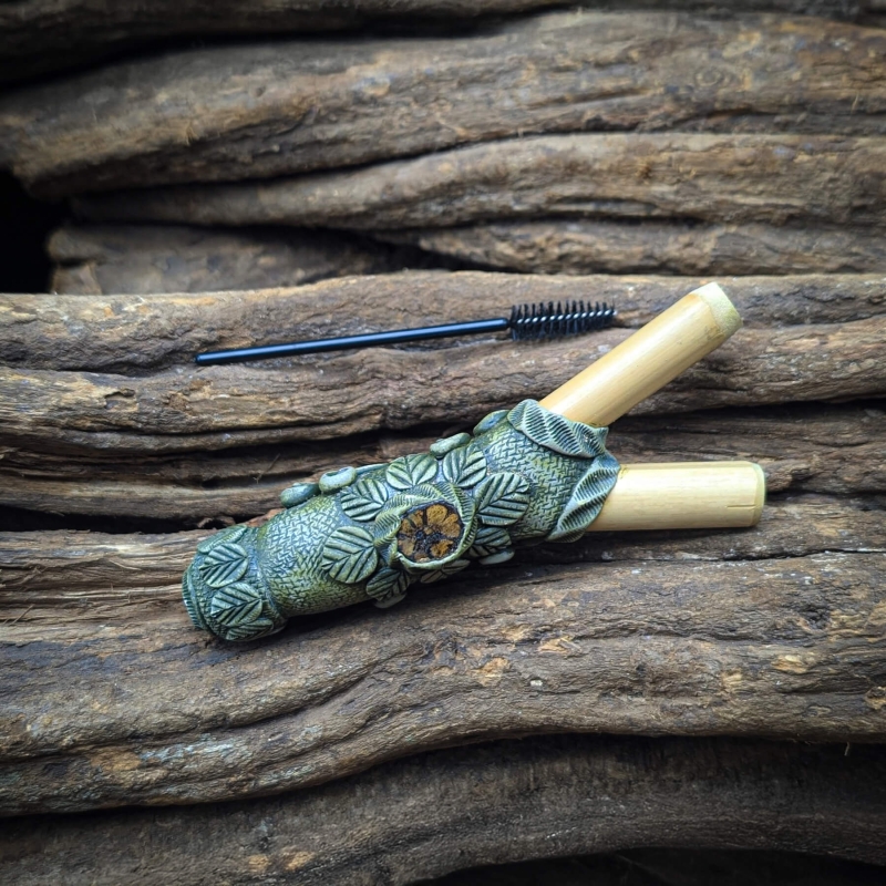 Kuripe with Powder Container - handcrafted rap&eacute; self-applicator - side view craftsmanship