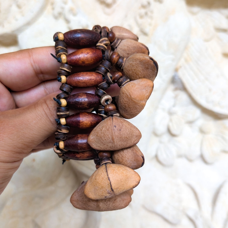 Sjamanistische Armband Seed Shaker - Kenari - handgemaakt ceremonieel instrument - bovenaanzicht Sjamanistische Armband Seed Shaker - Kenari - handgemaakt ceremonieel instrument - bovenaanzicht