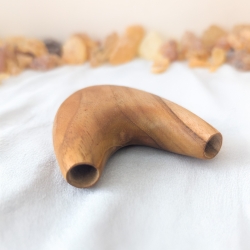 Round Kuripe - Jati - handcrafted rap&eacute; self-applicator - mouthpiece close-up