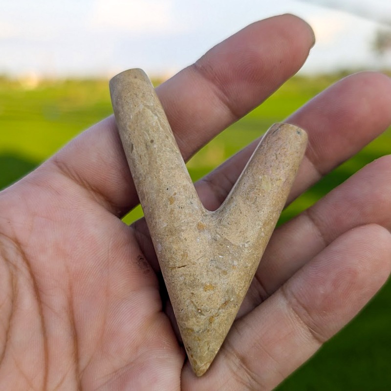 Edelsteen Kuripe - Bruine Onyx - handgemaakte rapé zelfapplicator - zijaanzicht handwerk detail Edelsteen Kuripe - Bruine Onyx - handgemaakte rapé zelfapplicator - zijaanzicht handwerk detail