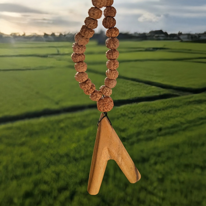 Mala Kuripe - Rudraksha - handcrafted rap&eacute; self-applicator - mouthpiece close-up