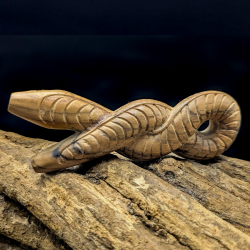 Teak Kuripe - Sacred Snake - handgemaakte rap&eacute; zelfapplicator - zijaanzicht handwerk detail