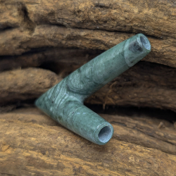 Gemstone Kuripe - Green Andesite - handcrafted rapé self-applicator - side view craftsmanship Gemstone Kuripe - Green Andesite - handcrafted rapé self-applicator - side view craftsmanship