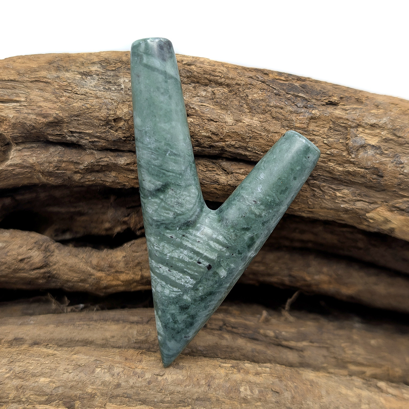 Gemstone Kuripe - Green Andesite - handcrafted rapé self-applicator - front view craftsmanship Gemstone Kuripe - Green Andesite - handcrafted rapé self-applicator - front view craftsmanship