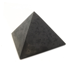 Shungiet Piramide - 5cm - authentiek Karelisch shungiet - oppervlakte detail