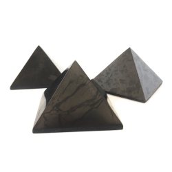 Shungite Pyramid - 5cm - authentic Karelian shungite - size comparison Shungite Pyramid - 5cm - authentic Karelian shungite - size comparison