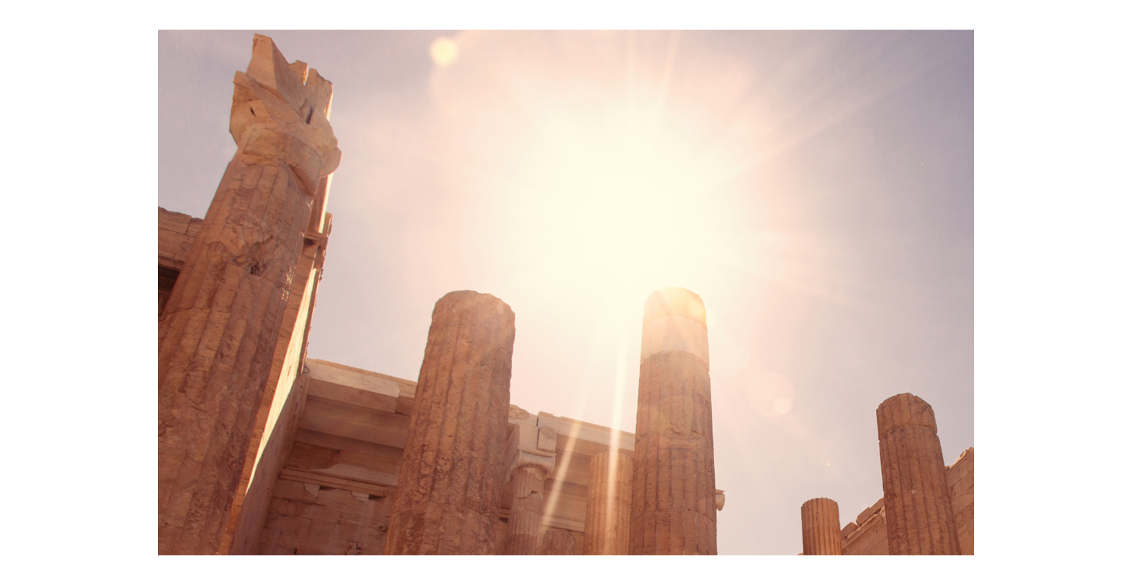 De zon schijnt door een gebouw uit het oude Griekenland