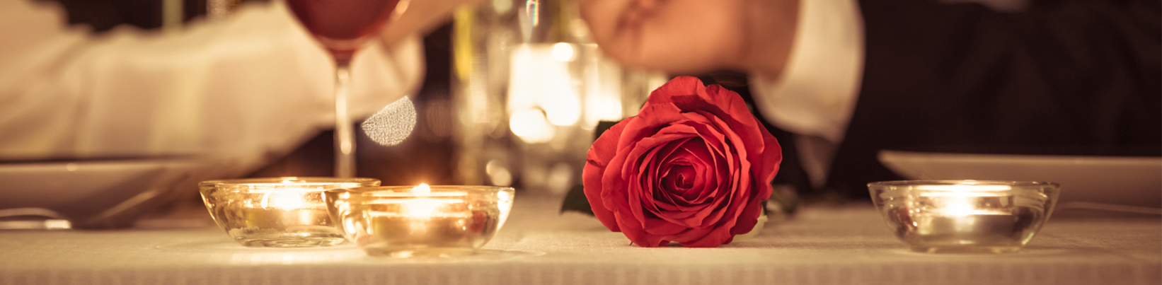 Romantische dinertafel met 2 glazen wijn en kaarsen