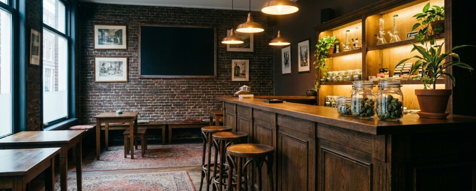 Nederlandse coffeeshop interieur gereguleerde wiet